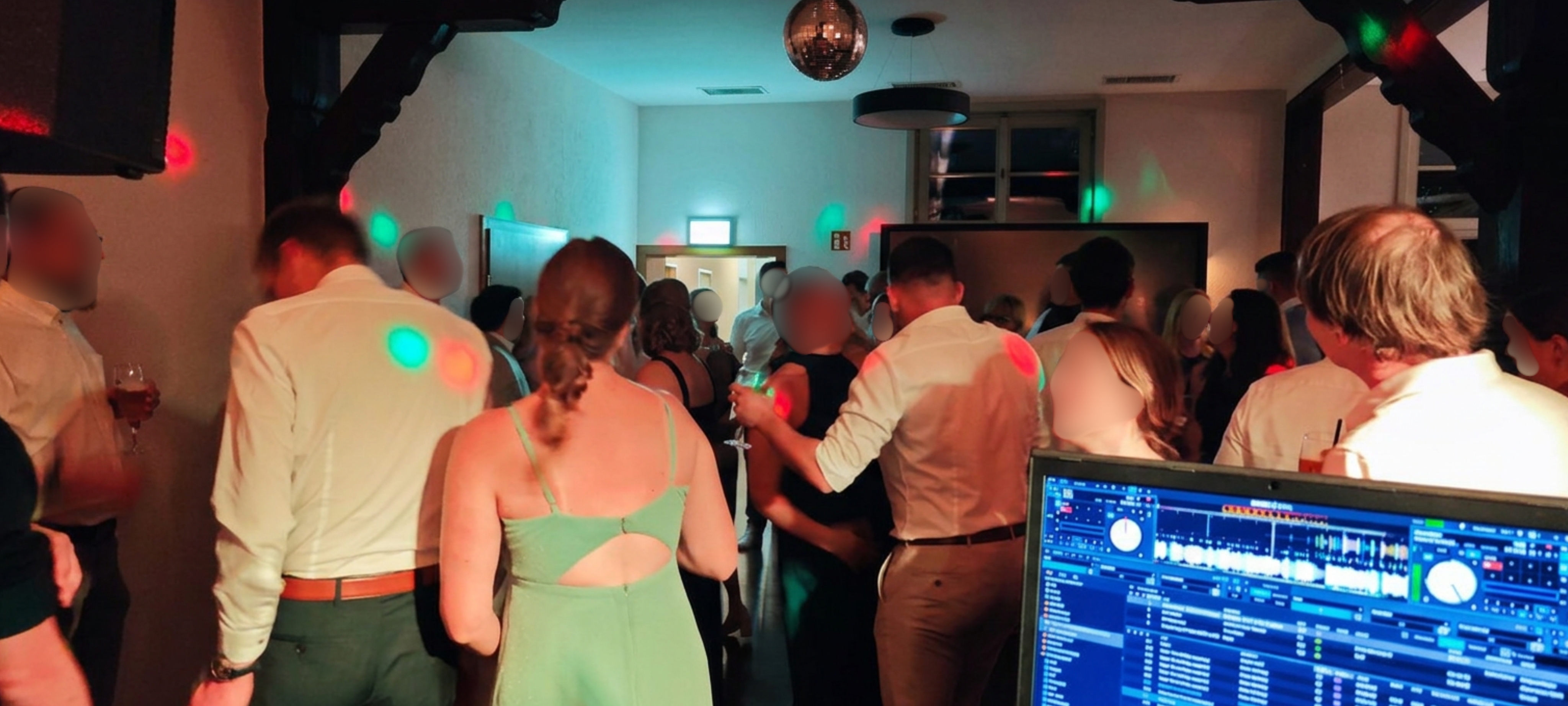 DJ-Service und Lichttechnik von MELL-Event bei einer Feier im Innenraum