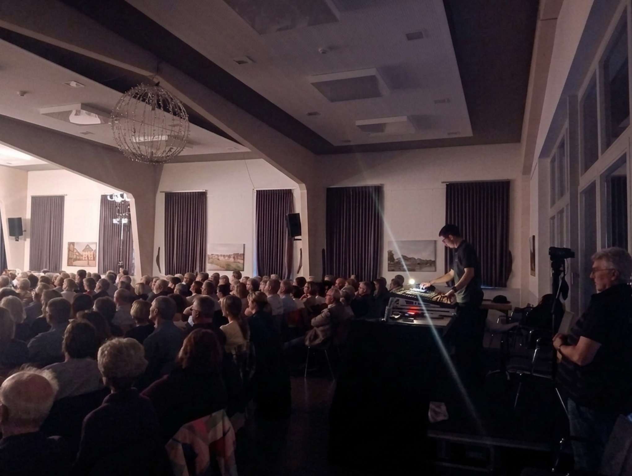 MELL-Event Tontechnik und Bühnentechnik bei einer Veranstaltung im Saal