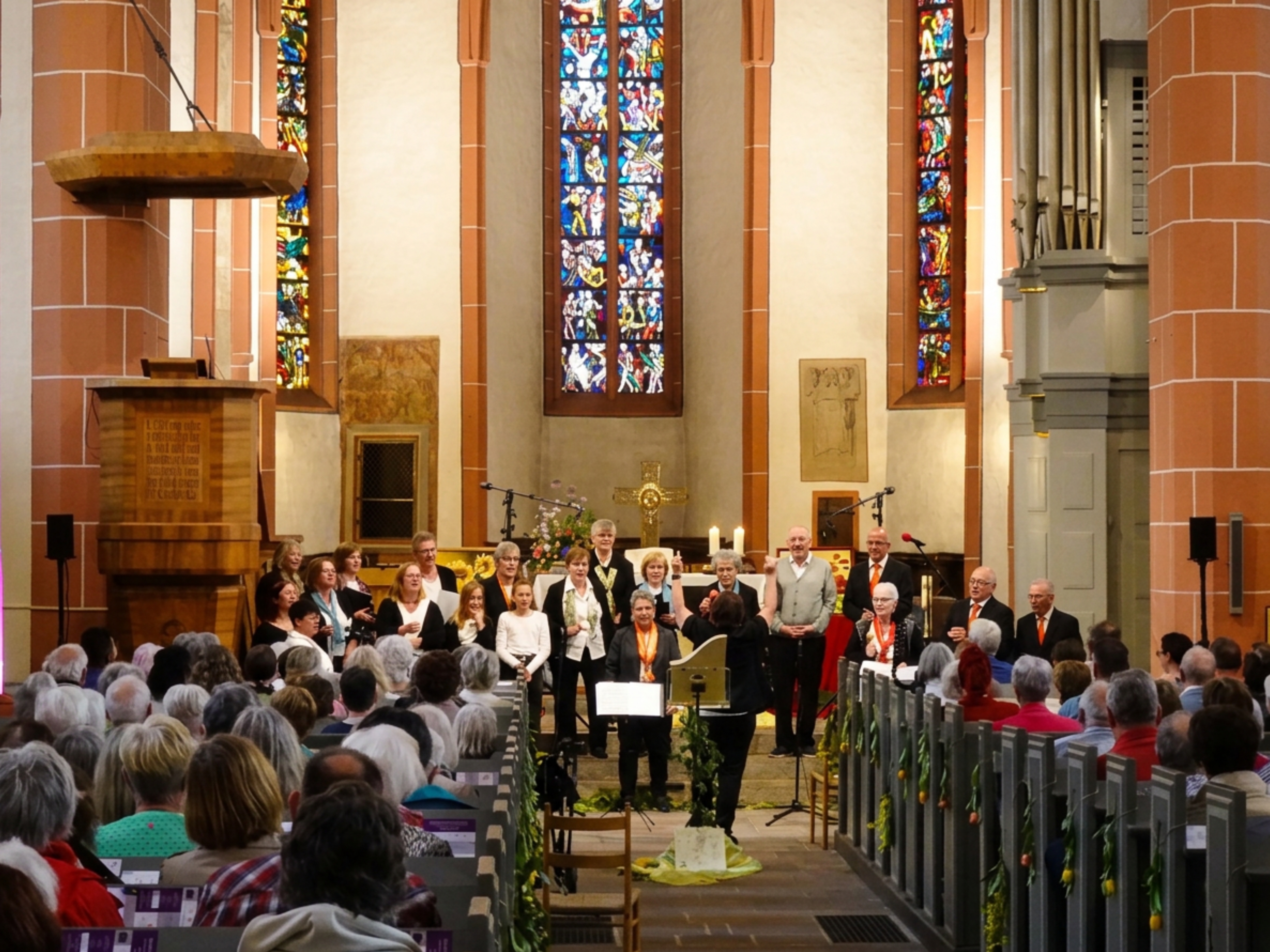 Kulturveranstaltung in einer Kirche mit Publikum und Veranstaltungstechnik