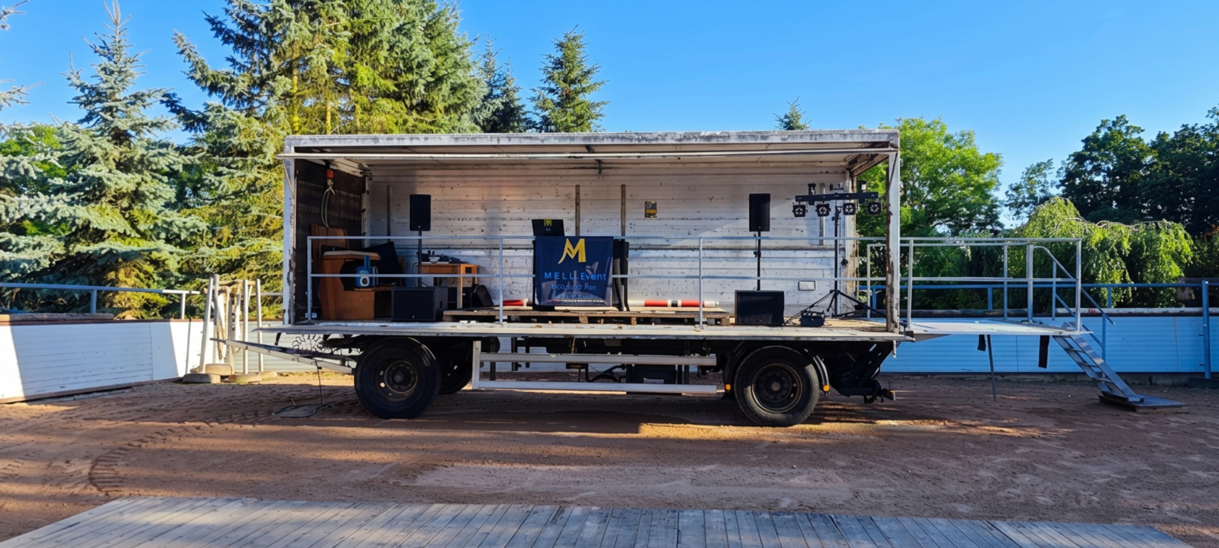 Mobile Bühne mit Licht- und Tontechnik von MELL-Event
