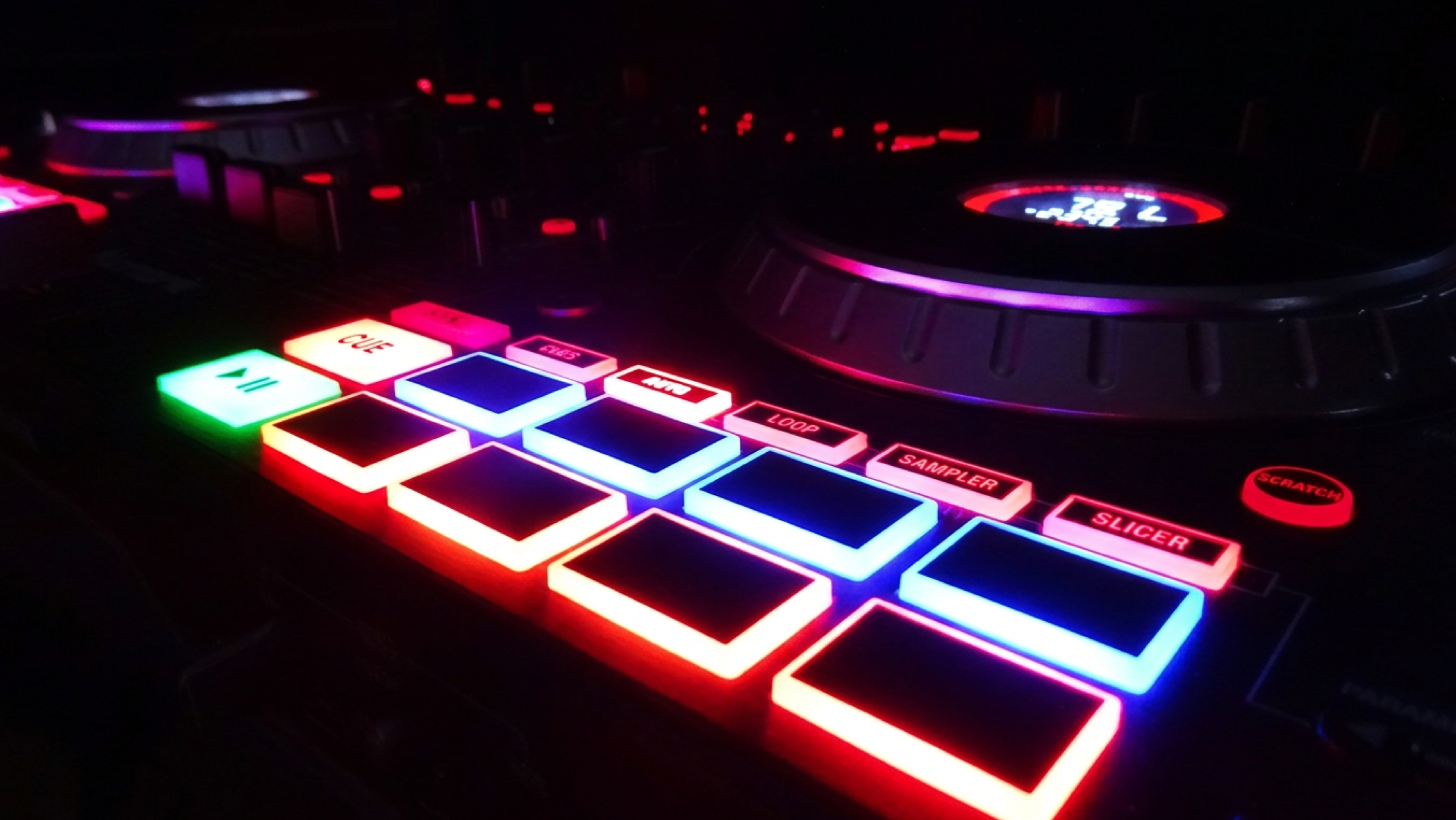 DJ-Controller und Lichttechnik im Detail